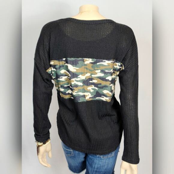 Camo and Black Waffle Knit Tie Front Top SZ M - Picture 3 of 3